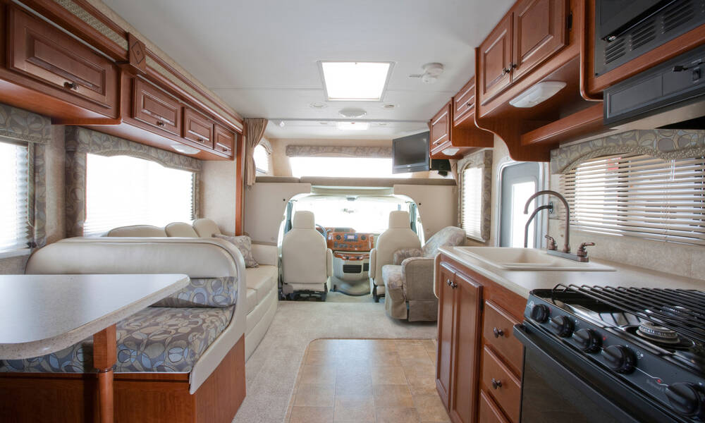 Een C klasse camper van binnen Interieur camper
