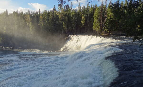 De brede Dawson Falls in Wells Gray Provincial Park