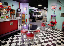 Amerikaanse diner bij Tioga Tours Drink koffie in de diner van Tioga Tours